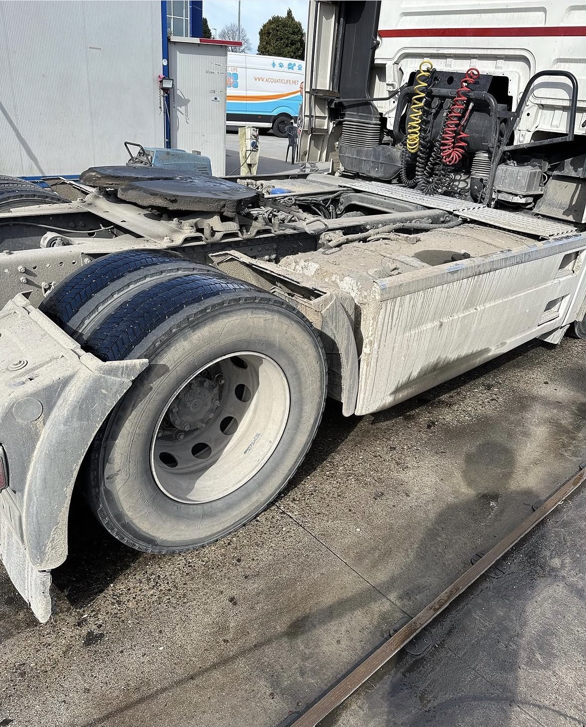 Lo stesso trattore stradale prima del lavaggio, coperto di sporco e polvere
